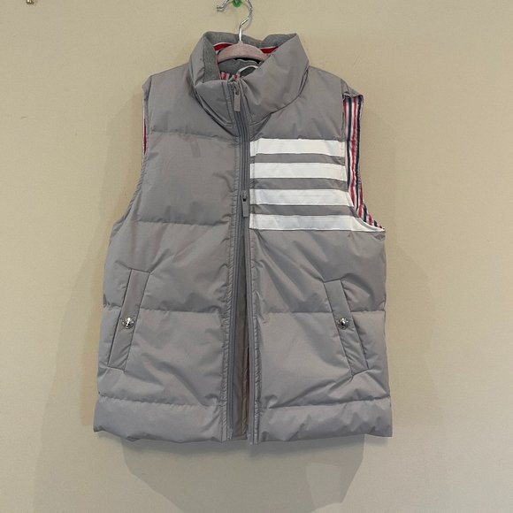 MEDIUM GREY RIPSTOP DOWNFILLED SLEEVELESS 4-BAR VEST 7/8Y - Picture 5 of 9